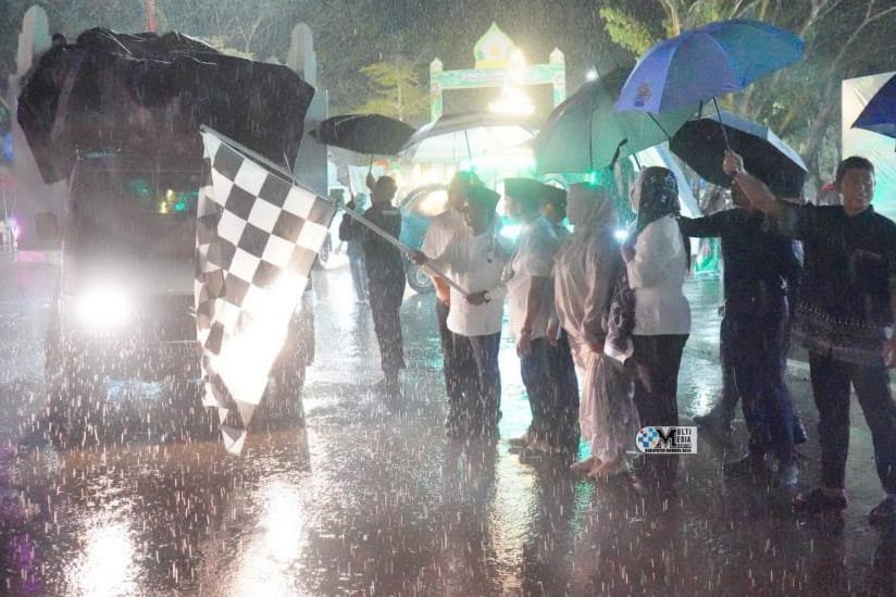 Meski Hujan Deras Mengguyur, Pawai Gema Takbir Idulfitri Disambut Antusias Warga Murung Raya