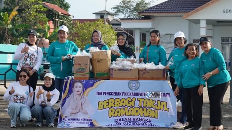 Masyarakat Sambut Positif Aksi TP-PKK Murung Raya Berbagi Takjil Gratis