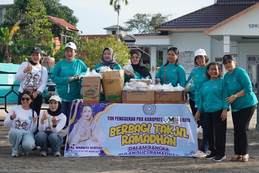 Masyarakat Sambut Positif Aksi TP-PKK Murung Raya Berbagi Takjil Gratis