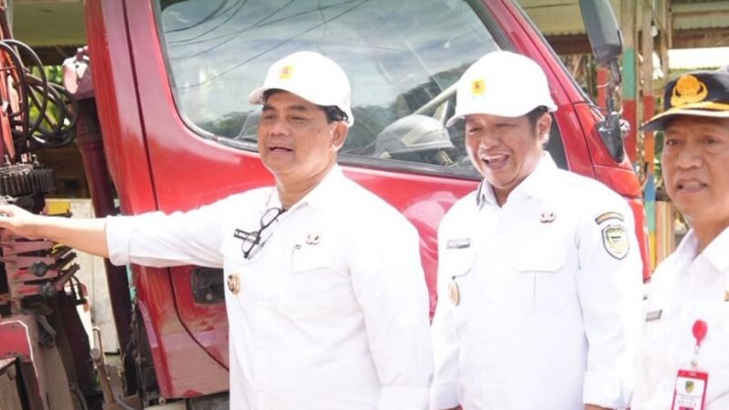 Perangi Kegelapan di Pelosok, Bupati Barut Resmikan Pemancangan Tiang Listrik di Empat Desa