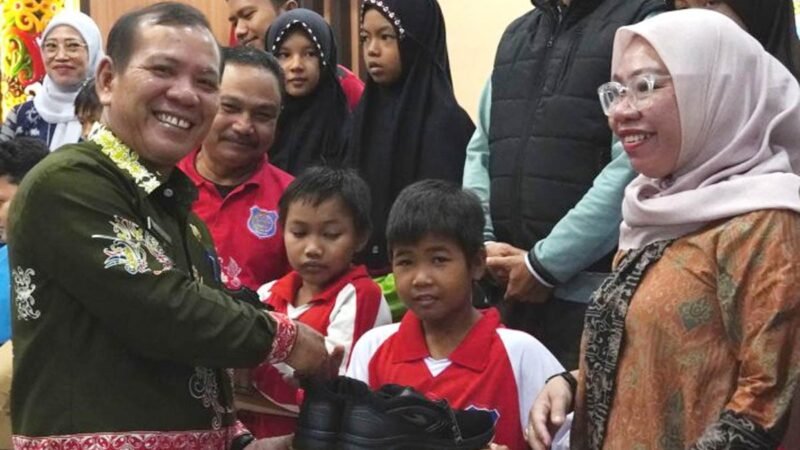 Pemkab Mura Salurkan 230 Pasang Sepatu Sekolah di Kecamatan Murung