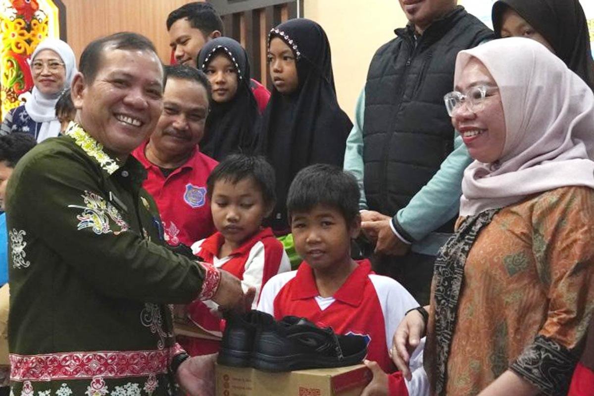 Pemkab Mura Salurkan 230 Pasang Sepatu Sekolah di Kecamatan Murung