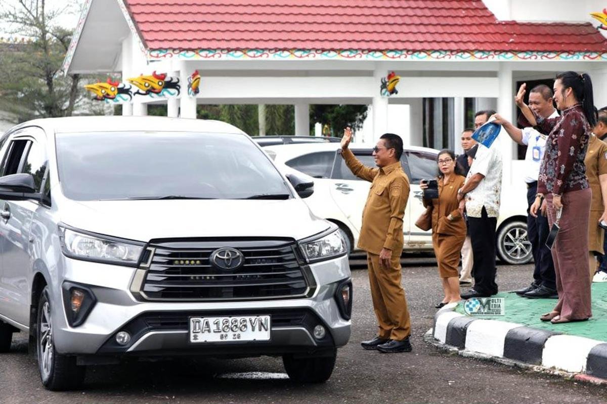 Perkuat Kontingen Kalteng, Bupati Lepas Kontingen Mura Ikuti Pesparawi Nasional XIV di Manokwari